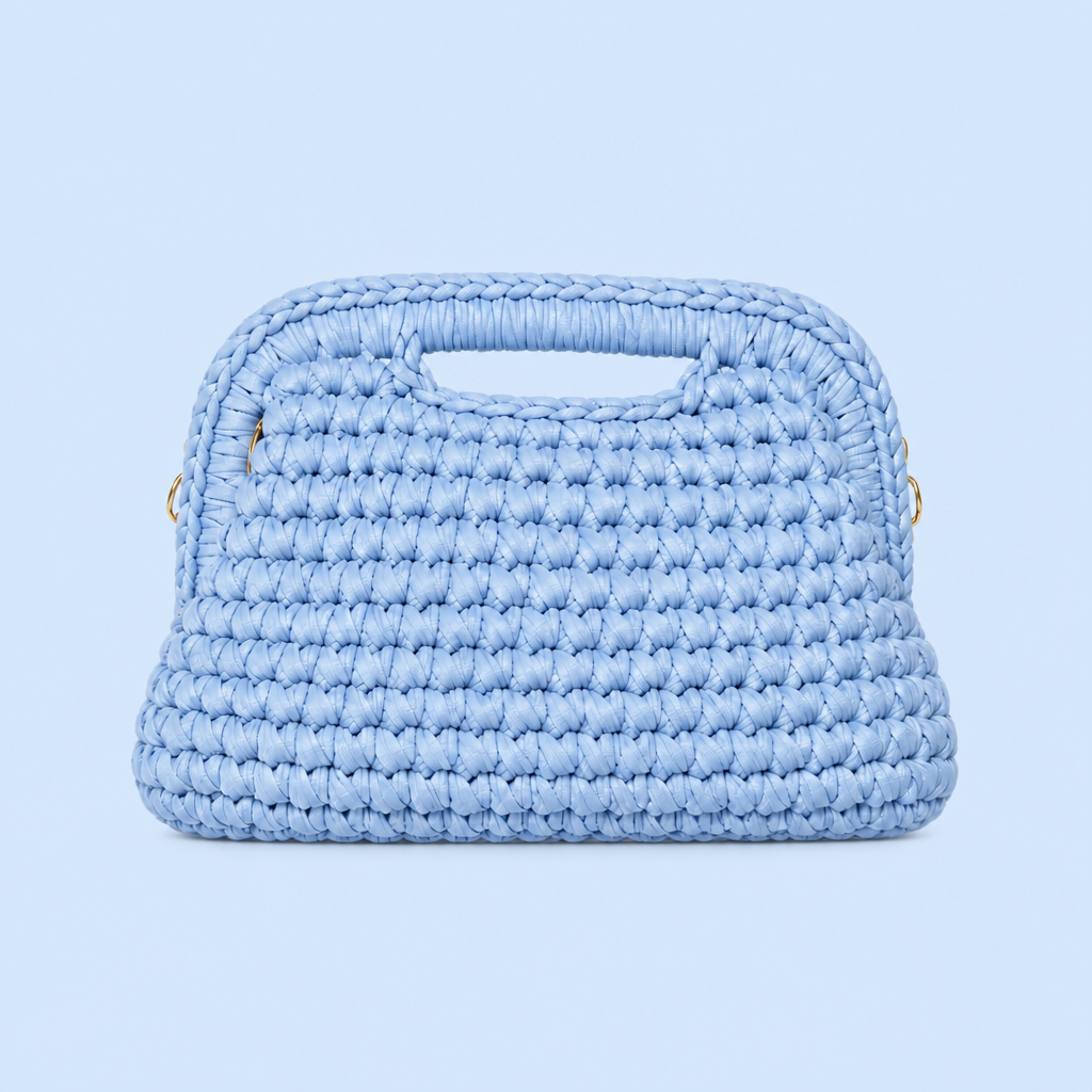 Borsa clutch intrecciata azzurro su sfondo pieno azzurro