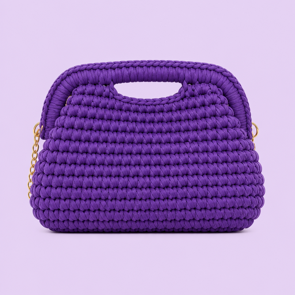 Borsa clutch intrecciata viola su sfondo pieno lilla