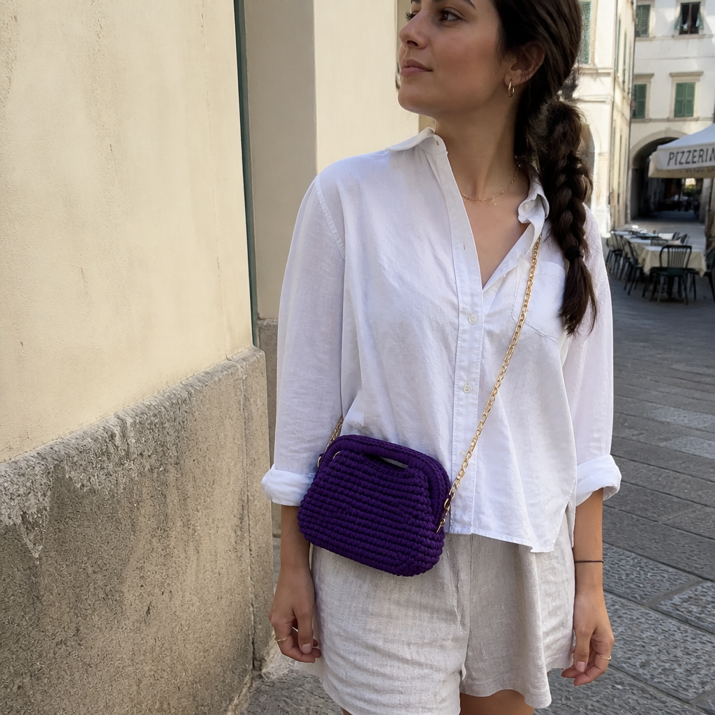 Borsa Soleil viola indossata, scatto real life stile iPhone