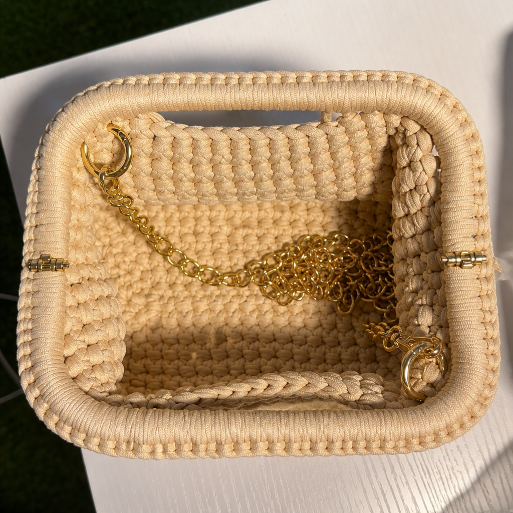 Interno clutch intrecciata beige naturale con catena dorata stile fucsia