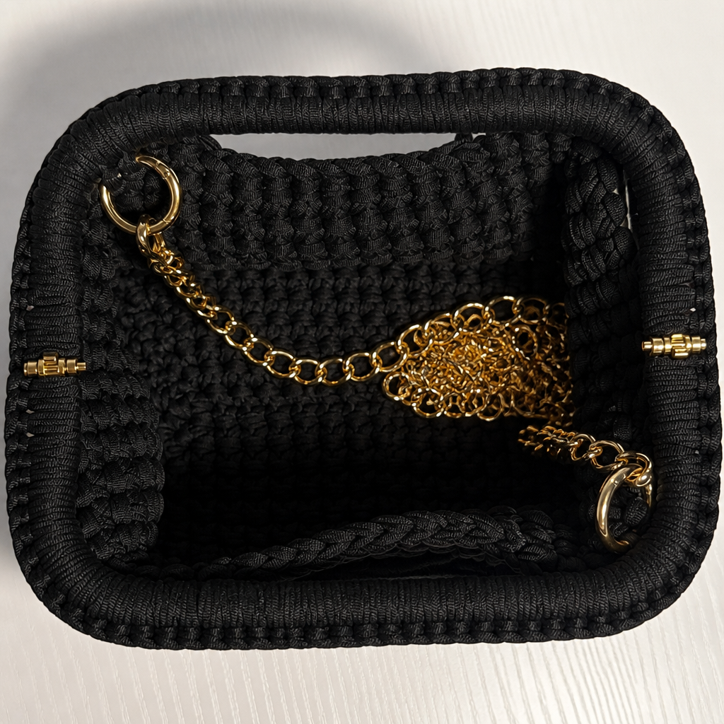 Interno clutch intrecciata nero con catena dorata stile fucsia
