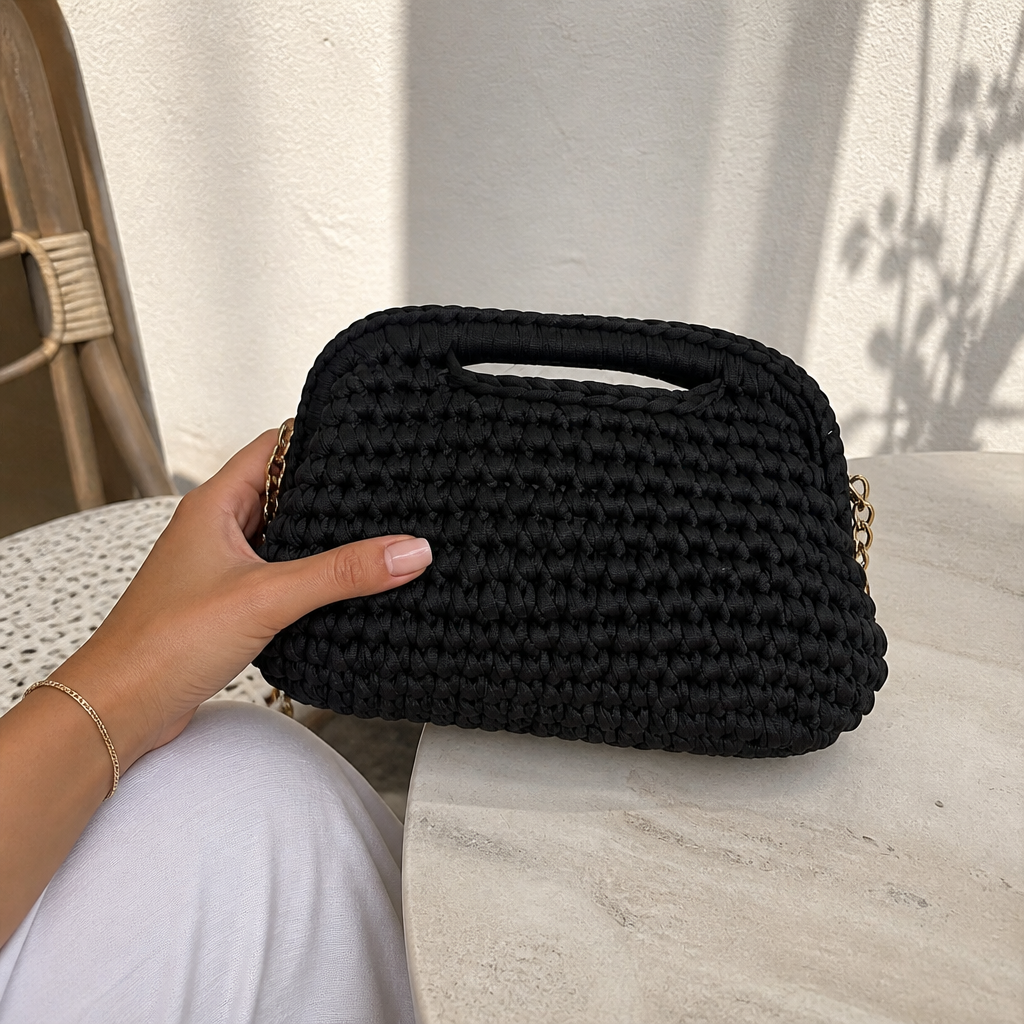 Clutch intrecciata nero in scatto real life stile iPhone