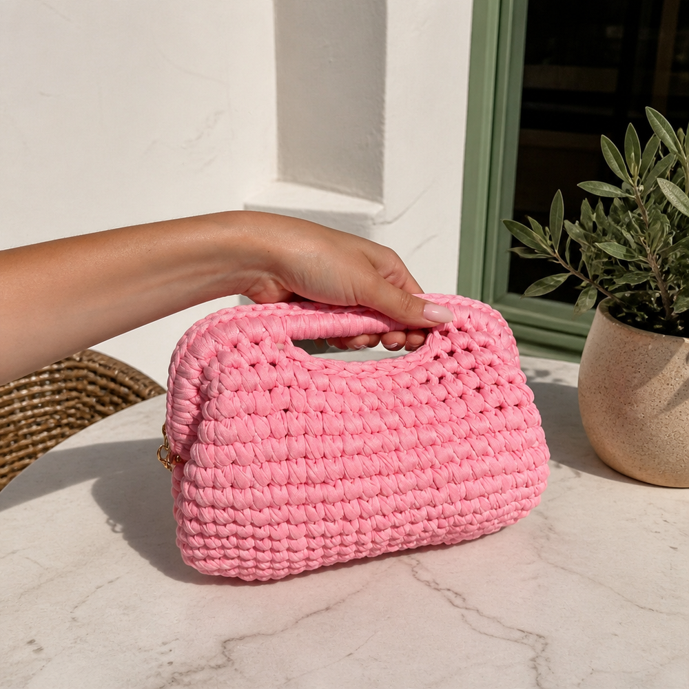 Clutch intrecciata rosa in scatto real life stile iPhone