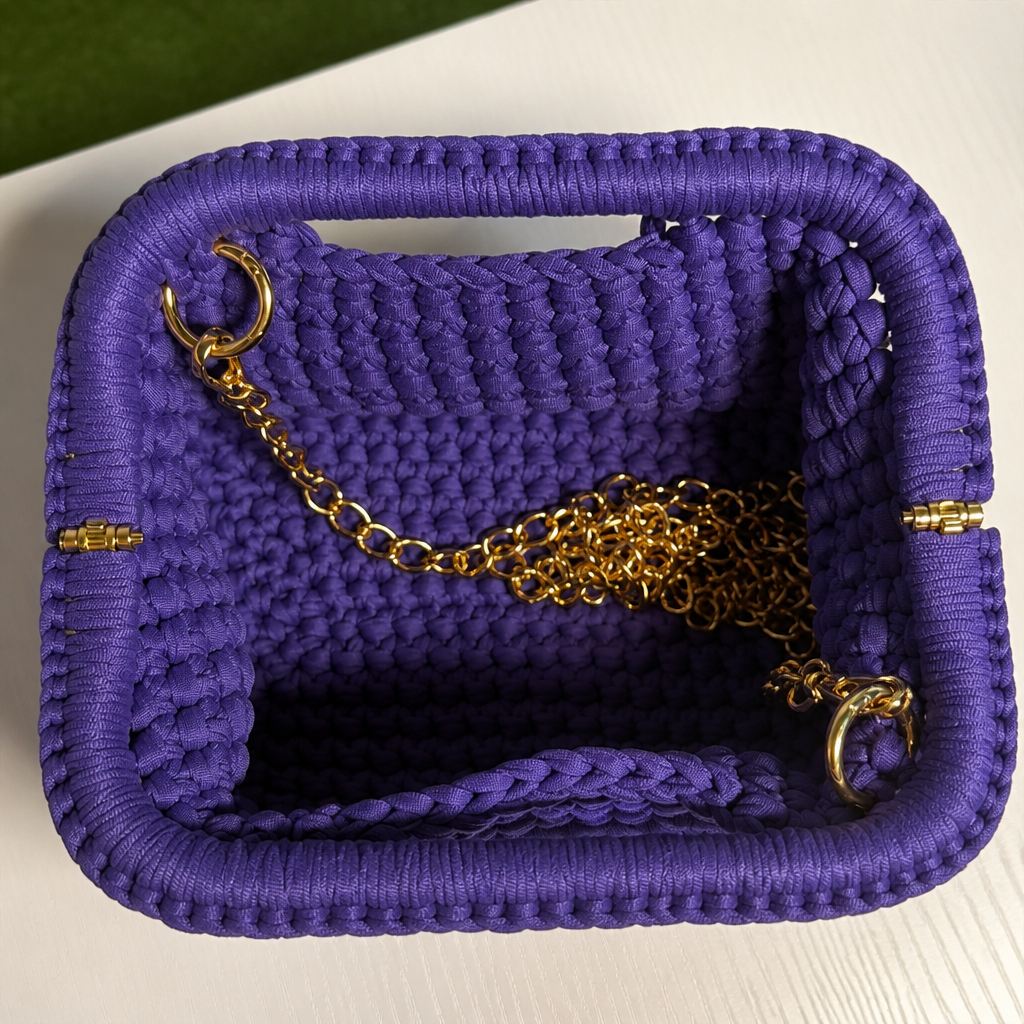 Interno clutch intrecciata viola con catena dorata stile fucsia
