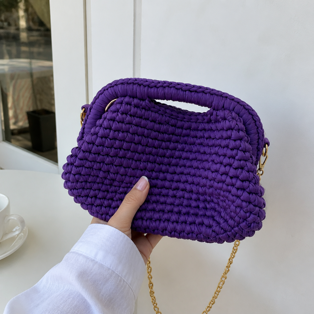 Clutch intrecciata viola in scatto real life stile iPhone
